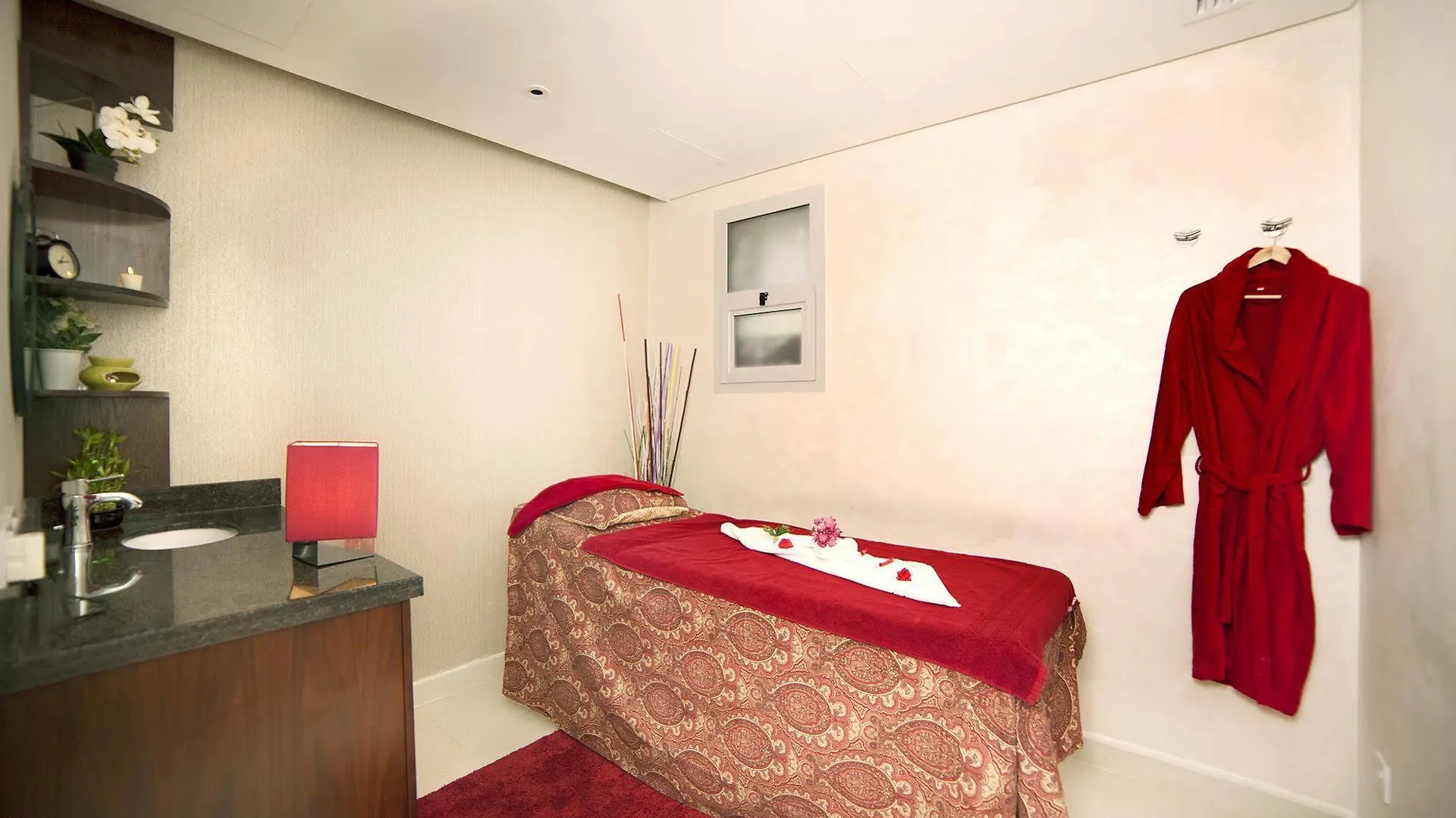 Raviz Center Point Hotel Dubai 4*,