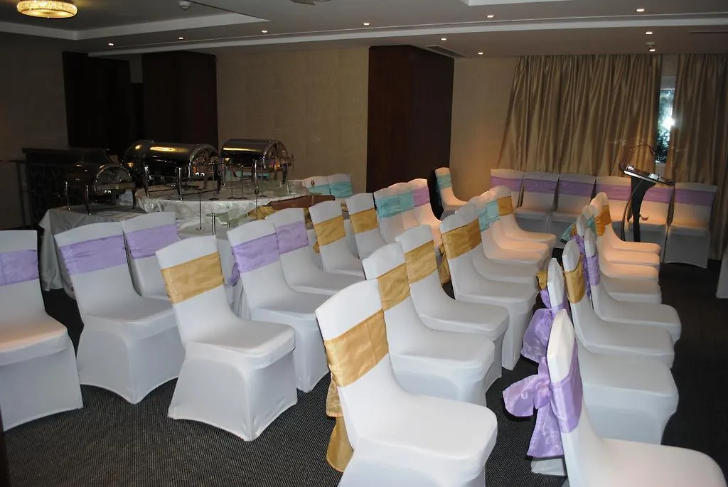 Raviz Center Point Hotel Dubai 4*,